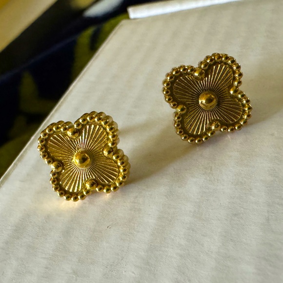 4 Leaf Clover / Flower Necklace, Earrings, Bracelet Set in Gold - Picture 5 of 7